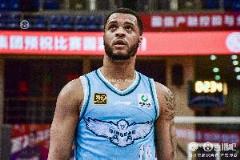 雙外援表現(xiàn)亮眼！韋瑟斯龐17分7板11助4斷，米奇16分6板5助2斷