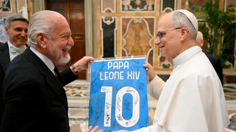 那不勒斯全隊赴梵蒂岡獻禮，向新教皇贈送10號球衣