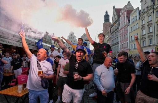 切爾西與貝蒂斯球迷在歐協(xié)聯(lián)決賽前爆發(fā)激烈沖突