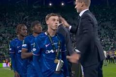 帕爾默領(lǐng)獎時褲襠藏決賽MVP獎杯引熱議