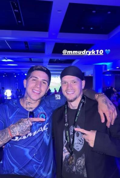 恩佐曬穆德里克合照，后者已戴獎牌彰顯團隊榮耀