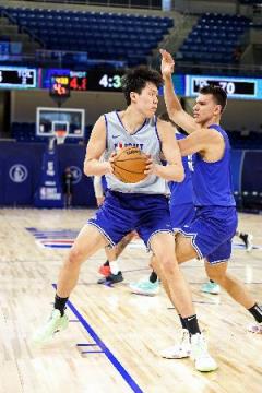 選秀專家：大學(xué)NIL政策或推動(dòng)高齡新秀涌現(xiàn) NBA球隊(duì)或?qū)⒄{(diào)整選秀策略