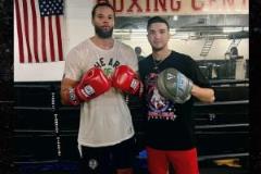 33歲邁卡威拳擊首戰(zhàn)取勝，擊敗36歲業(yè)余拳手！