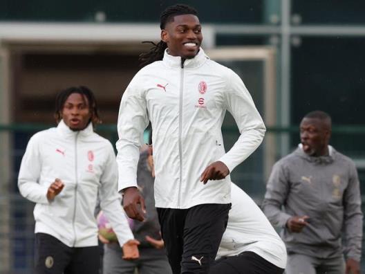 拜仁瞄準(zhǔn)萊奧，米蘭報(bào)價(jià)超1.3億歐元，球迷抗議推動(dòng)王牌離隊(duì)？