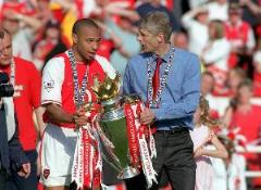 亨利采訪溫格：為法國(guó)足球高興，教授的暖心回應(yīng)讓全場(chǎng)沸騰