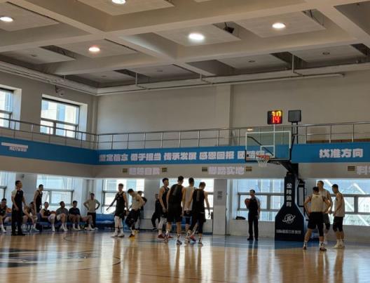 北京遼寧熱身賽首戰(zhàn)平局，韓德君領(lǐng)銜內(nèi)線，方碩聯(lián)手三寧首發(fā)