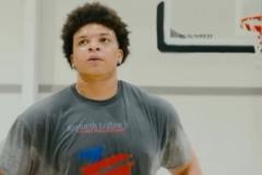 洛夫頓現(xiàn)身訓練場 曬近期訓練視頻仍穿上海隊短褲