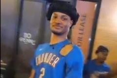 雷霆球迷的亞歷山大球衣被步行者球迷撕壞，現(xiàn)場反應(yīng)冷靜