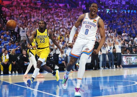 杰威40+6創(chuàng)紀錄！美媒盛贊其表現(xiàn)堪比張伯倫不可阻擋