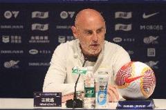 記者：海港主場落敗責(zé)任在教練組，去年球隊實力占優(yōu)
