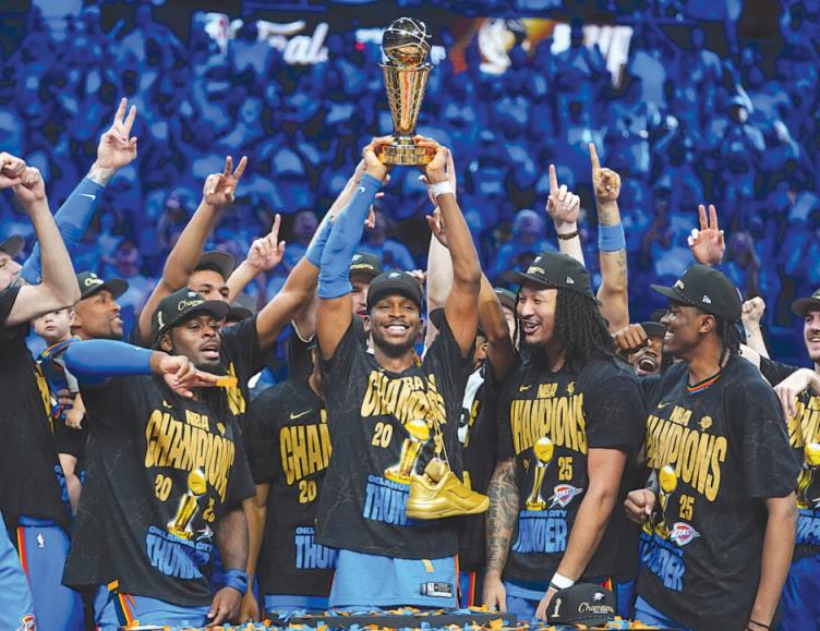 FMVP亞歷山大常規(guī)賽加季后賽得分3172分，成為93年喬丹后得分最高球員