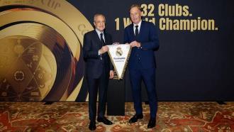 皇馬高層賽前與多特高層互贈禮物