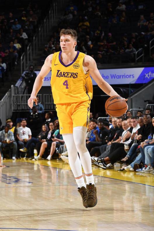 克內克特夏聯(lián)前兩場20中5三分0中 每場7分