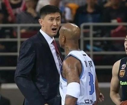 馬布里怒斥CBA不文明，直指杜鋒“故意絆人”，點名楊瀚森引發(fā)爭議