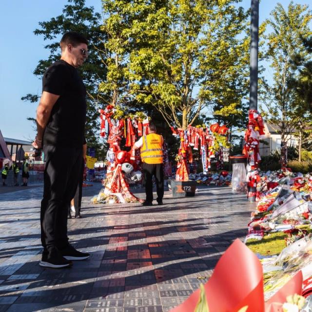 杰拉德率青訓(xùn)球員參觀安菲爾德，向若塔兄弟致哀