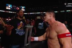 在WWE也能助攻約翰-塞納順走哈利拐杖，痛擊對(duì)手拐都打彎