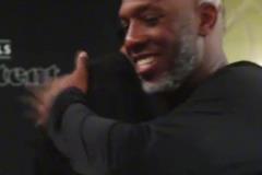 我們的外線大鎖卡馬拉領(lǐng)取自己的最佳防守二陣獎(jiǎng)杯