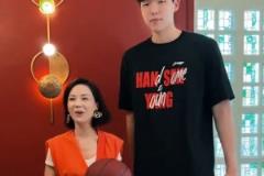 楊瀚森帶著女友一起打卡七號(hào)私廚 并給美女球迷簽名合影~