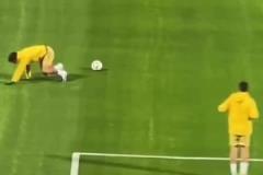 帥不過三秒！帕雷德斯秀漂亮停球后摔了個狗啃泥