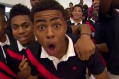 格里芬美國(guó)隊(duì)訓(xùn)練表演炸扣乍一看，圍觀小孩里好多未來(lái)球星！