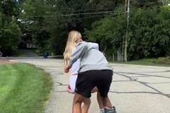 恢復(fù)順利！哈利伯頓身穿保護(hù)靴 公主抱妻子秀恩愛