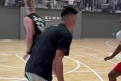 人類(lèi)反手扣精華！步行者新中鋒赫夫野球集錦！很強(qiáng)硬?。?></a></div>
          <div   id=