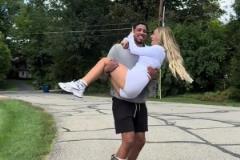 浪漫??！哈利伯頓和女友散步 突然一個公主抱給女友抱起來~