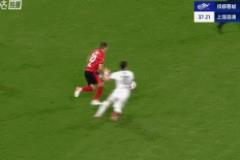 動(dòng)作大！楊世元鞋底飛鏟羅慕洛，主裁亮黃牌