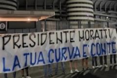 莫拉蒂住院 國米球迷拉橫幅：北看臺(tái)與你同在