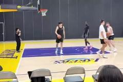 當(dāng)時(shí)都沒(méi)預(yù)料到未來(lái)走向楊瀚森此前洛杉磯訓(xùn)練赴湖人主場(chǎng)踩場(chǎng)