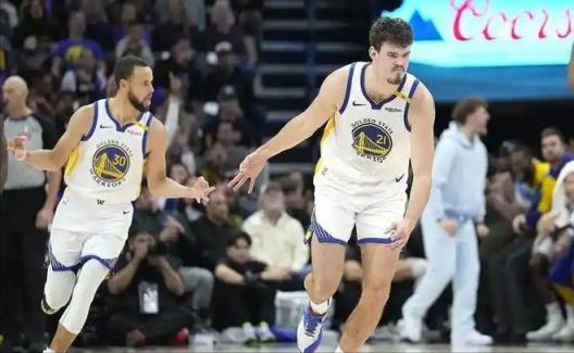 196萬年薪卻將魯尼擠下首發(fā)！庫里背后的男人，他是勇士的神射手
