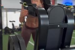 比達(dá)爾女友簡(jiǎn)直是魔鬼筋肉人這已經(jīng)是健美級(jí)別的身材了！