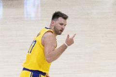 東契奇半場爆發(fā)21分3板3助 罰球8投7中火力全開！