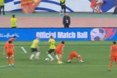 媒體人怒斥伊萬：半場換人叫黃政宇，好人也禁不住這般折騰