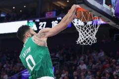 塔圖姆崴腳離場，15中8砍25+7+8引關注