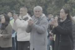 米盧親臨成都校園指導(dǎo)學(xué)生訓(xùn)練