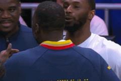 兄弟情深！庫里與維金斯賽后擁抱擊掌 共敘籃球友情