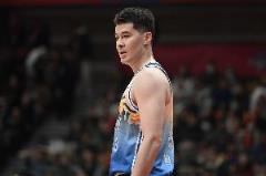 狀態(tài)火熱！阿不都沙拉木首節(jié)5投4中高效砍下10分6籃板2助攻1搶斷