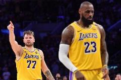 記者：湖人剛迎回老詹兩場(chǎng)，人們就準(zhǔn)備放棄橫掃群雄的輝煌？