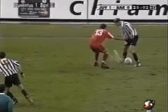 完美技術(shù)！嚴(yán)重積水的球場都影響不了齊達(dá)內(nèi)的盤帶