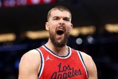 祖巴茨今日6個(gè)進(jìn)攻籃板領(lǐng)跑聯(lián)盟，本賽季262個(gè)領(lǐng)跑全聯(lián)盟