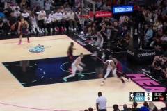 依舊心系勇士？維金斯開場面對勇士防守，出現(xiàn)兩次低級失誤！