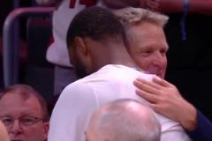 科爾賽后和昔日愛將維金斯緊緊擁抱 眼睛里似乎還有淚光？