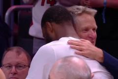 淚目！勇士球員賽后一一擁抱維金斯！看得出來大家都喜歡嘴哥