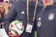 德意之戰(zhàn)小球童一夜走紅，獲贈球衣球票還能參加歐冠