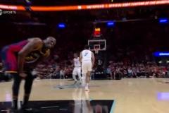 風(fēng)水輪流轉(zhuǎn)！追夢(mèng)低位防守韋爾被頂?shù)较麦w，疼的直捂襠！