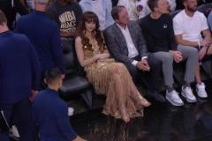 熱火勇士場(chǎng)邊，公主一樣的觀眾火了，這美女是誰(shuí)？