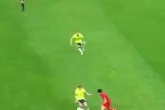 初生牛犢！現(xiàn)場(chǎng)視角看王鈺棟面對(duì)澳大利亞上演穿襠過(guò)人