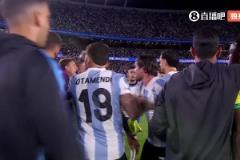 南美火氣真大！中場時維尼修斯又去找大馬丁深度溝通了