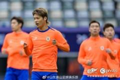泰山隊(duì)備戰(zhàn)明日與梅州客家隊(duì)中超聯(lián)賽進(jìn)行賽前訓(xùn)練